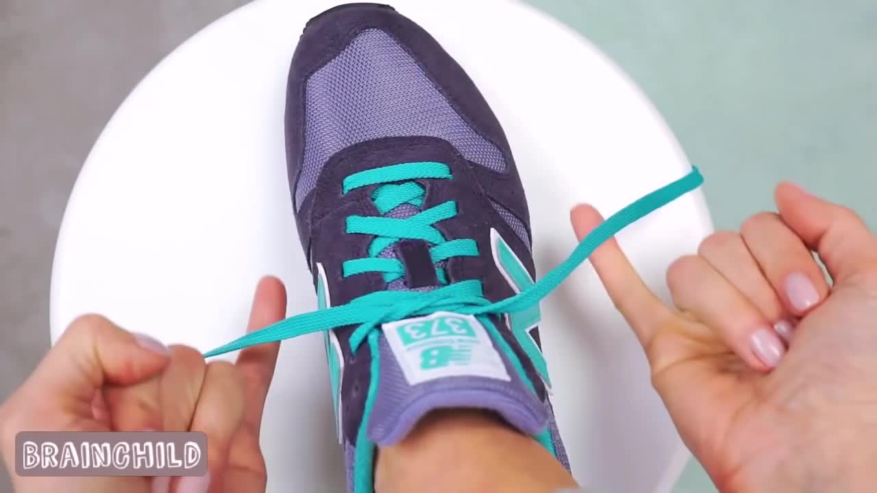 Красиво завязывать шнурки видео. Как завязать шнурки. Красивая завязка шнурков на кроссовках. Шнуровка кроссовок с 5 дырками. Шнурки шнуруются.